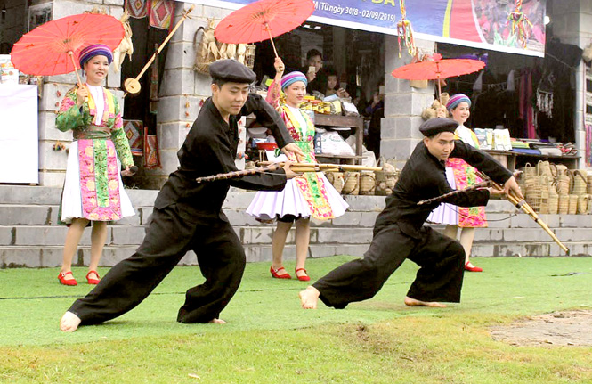 Đồng bào dân tộc Mông thể hiện các làn điệu dân ca, dân vũ trong các dịp lễ hội.