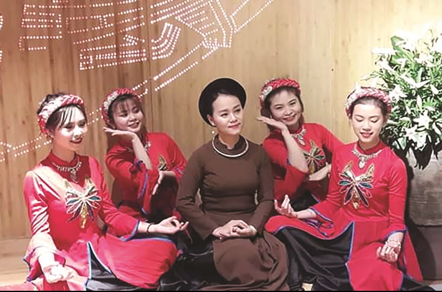 Nghệ sĩ Thu Phương (giữa) cùng các học trò đang theo học lớp hát Xẩm của chị