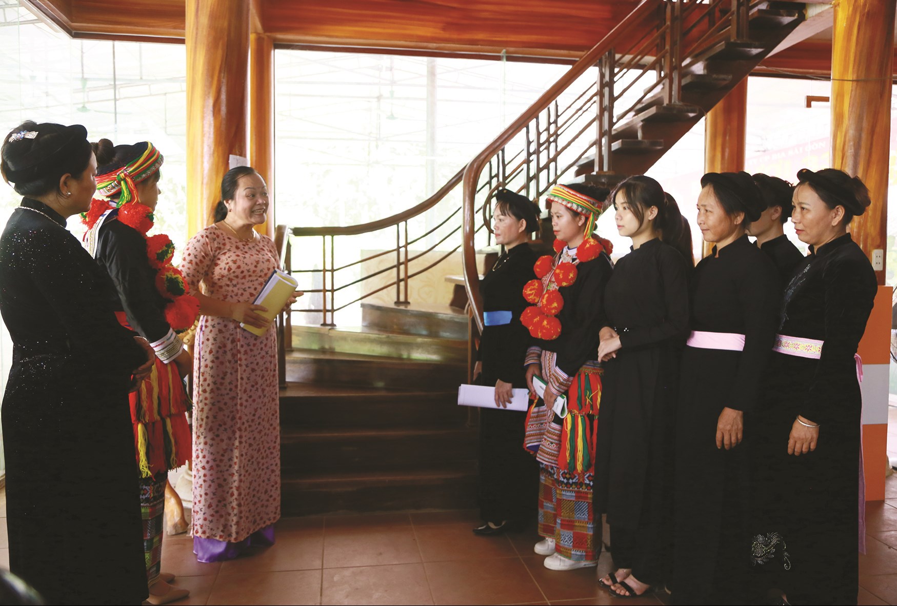 Đồng bào DTTS tham gia một lớp học về du lịch do huyện Na Hang tổ chức.