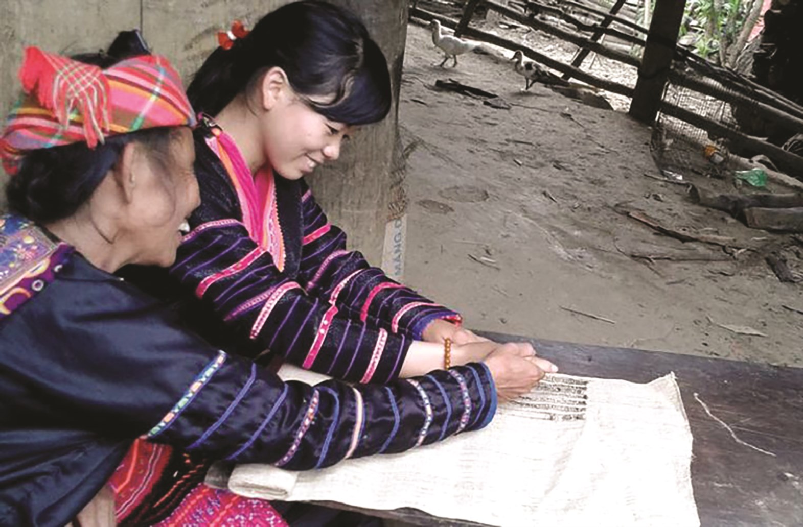  Nghệ thuật tạo hoa văn bằng sáp ong trên trang phục của người Mông (nhóm Mông Hoa) ở huyện Mường Chà (Điện Biên) được công nhận là Di sản văn hóa phi vật thể cấp quốc gia năm 2018 nhưng đến nay vẫn chưa có phương án bảo tồn cụ thể. (Ảnh tư liệu)