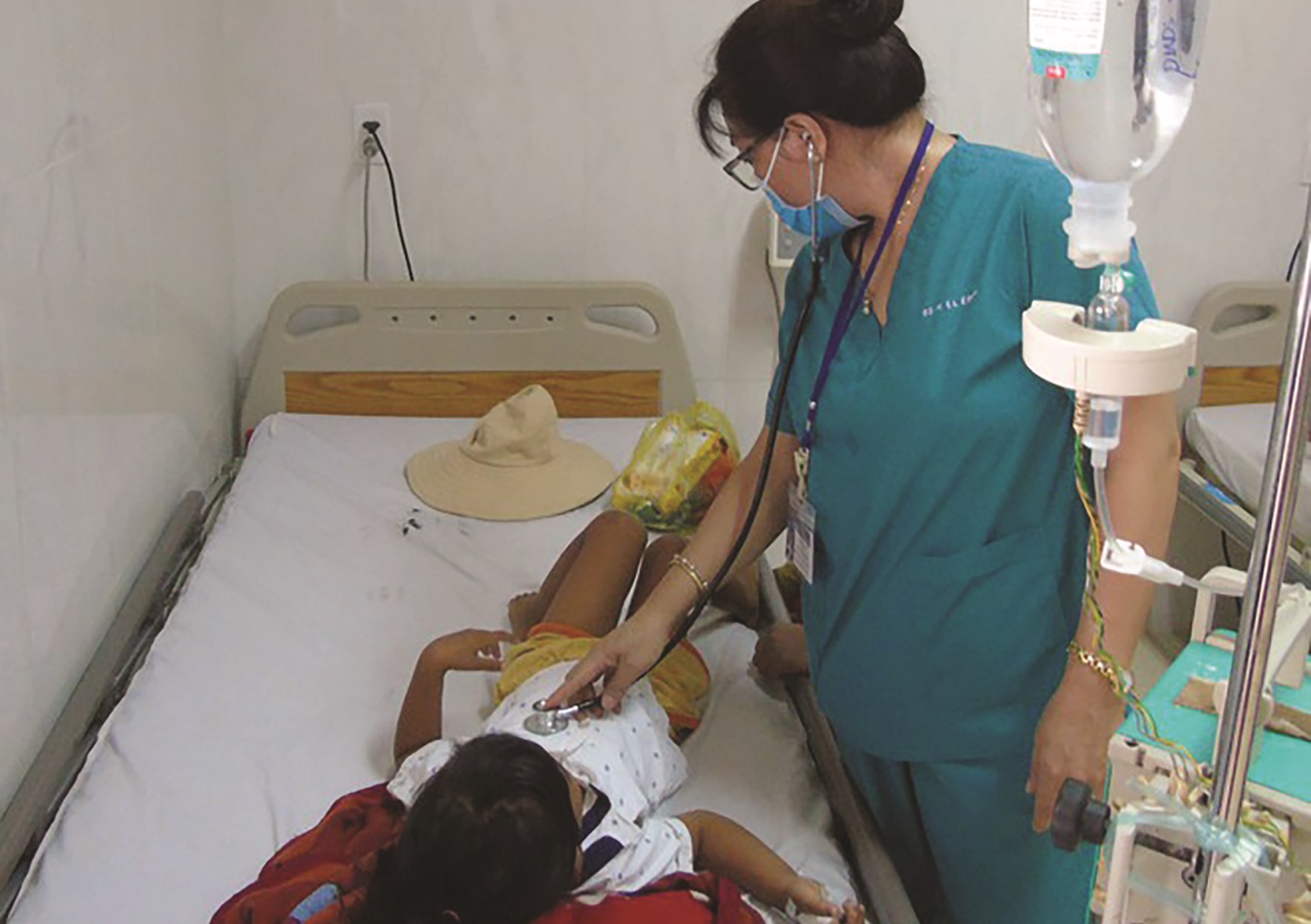 Một cháu bé bị ngộ độc sắn đang được điều trị tại Bệnh viện Đa khoa vùng Tây Nguyên. Ảnh TL
