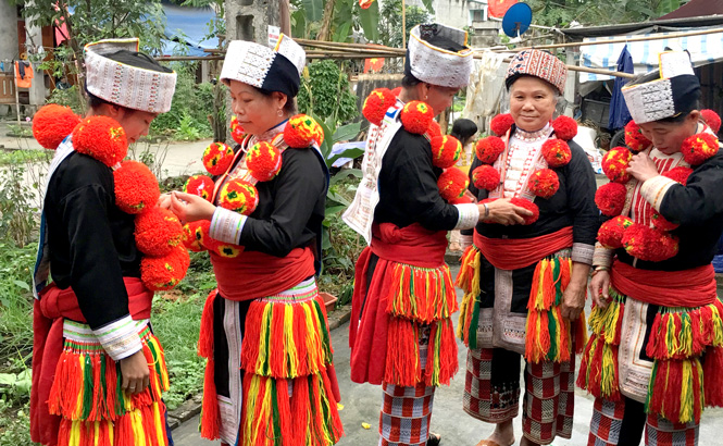 Phụ nữ Dao đỏ thôn Tân Quang, xã Hoàng Khai (Yên Sơn) mặc trang phục truyền thống đón Tết