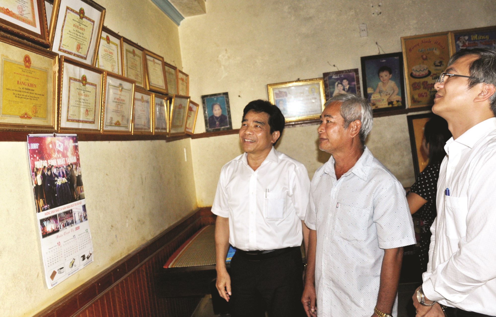 Ông Hồ Trường Sinh (ở giữa) phấn khởi khi được đón Phó Bí thư Thường trực Tỉnh ủy Quảng Nam Lê Văn Dũng đến thăm gia đình