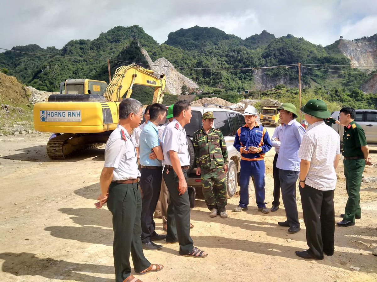 Đồng chí Lê Thành Đô, Phó chủ tịch thường trực UBND tỉnh Điện Biên (thứ 2 từ bên phải) cùng đoàn công tác liên ngành kiểm tra việc chấp hành các quy định về an toàn lao động, đảm bảo vệ sinh môi trường trong khai thác khoáng sản tại huyện Điện Biên.