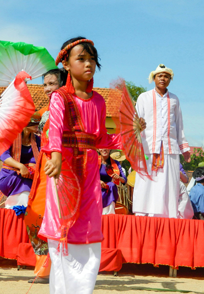 Cô bé Chăm diện áo dài truyền thống trong lễ hội Kate.