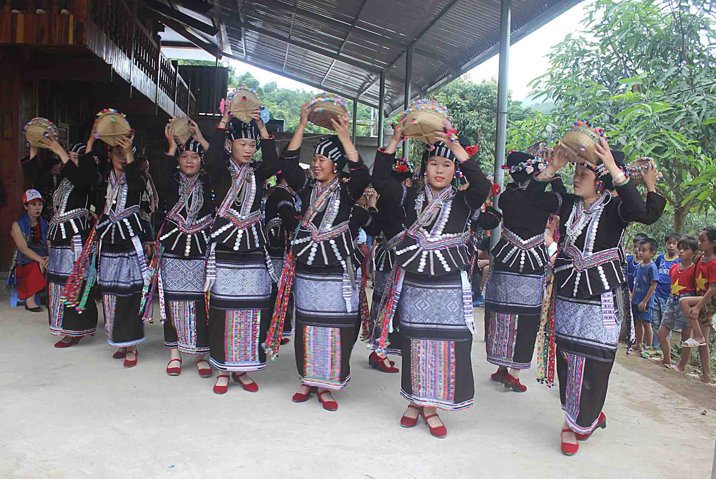 Đội văn nghệ bản Thẳm, xã Bản Hon (huyện Tam Đường, tỉnh Lai Châu) luyện tập điệu múa giỏ của dân tộc Lự.