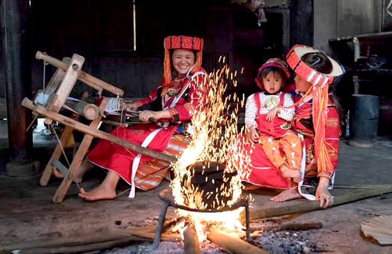 Phụ nữ dân tộc Pà Thẻn, xã Hồng Quang (Lâm Bình) gìn giữ nghề dệt truyền thống.