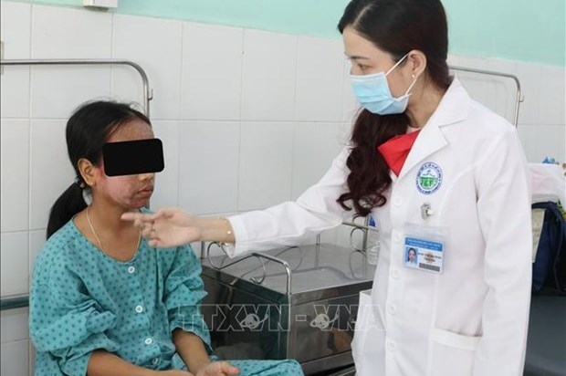 Bác sỹ Võ Thị Đoan Phượng, Trưởng Khoa Lâm sàng 1, Bệnh viện Da Liễu Thành phố Hồ Chí Minh khám cho bệnh nhân. Ảnh: TTXVN phát
