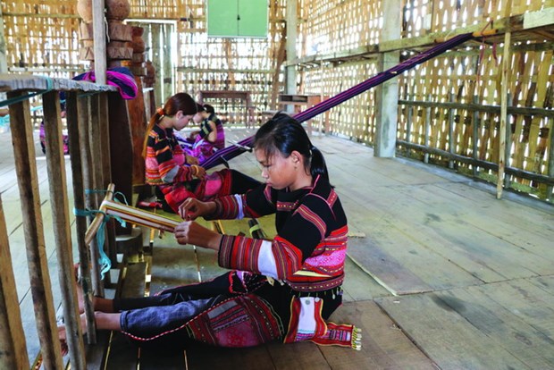Câu lạc bộ dệt thổ cẩm của phụ nữ Bahnar ở làng Pơ Nang, xã Tú An, thị xã An Khê (Gia Lai). Ảnh: Ngọc Điệp