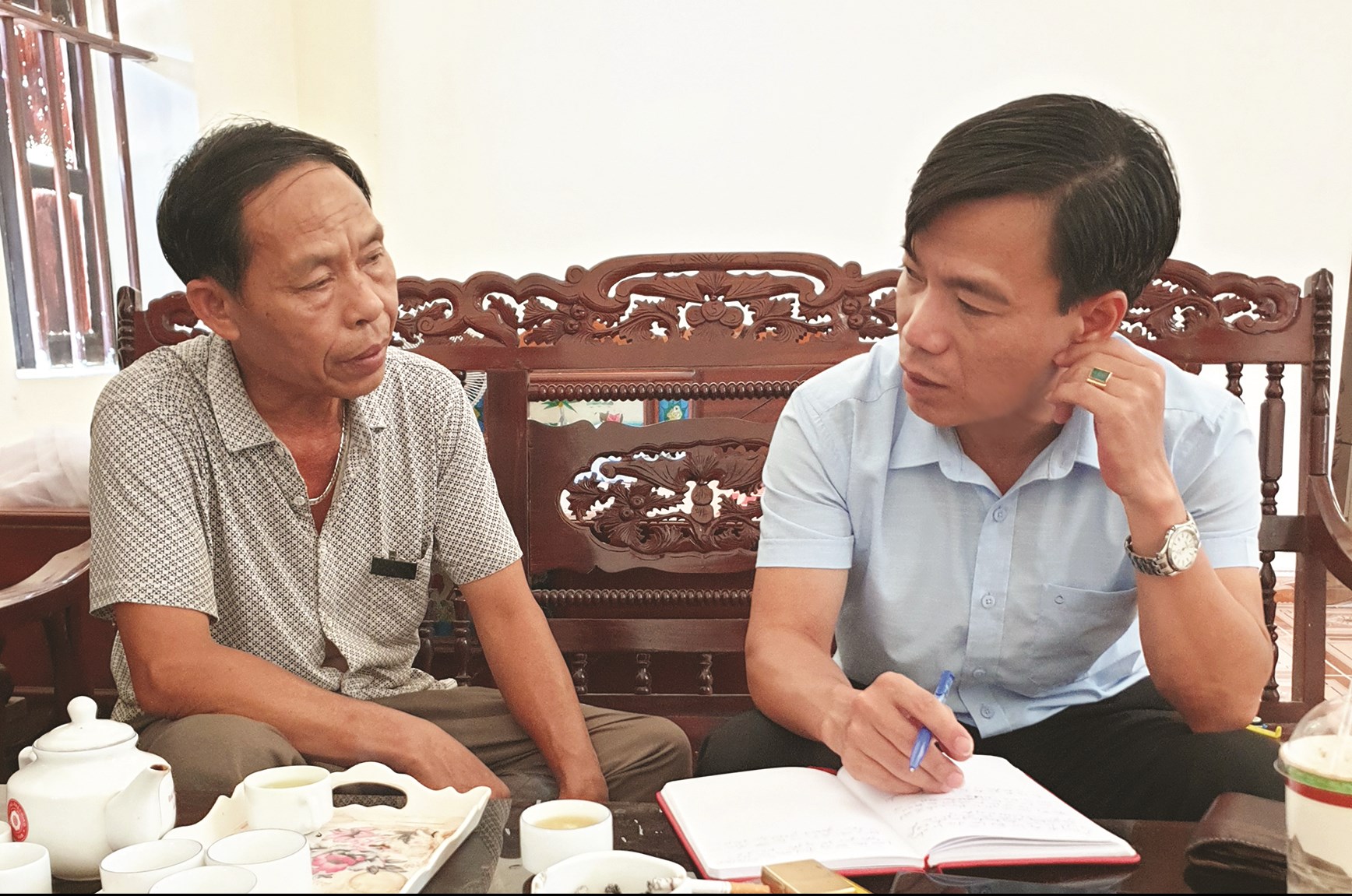 Ông Đinh Văn Lưu (trái) phản ánh vụ việc với phóng viên