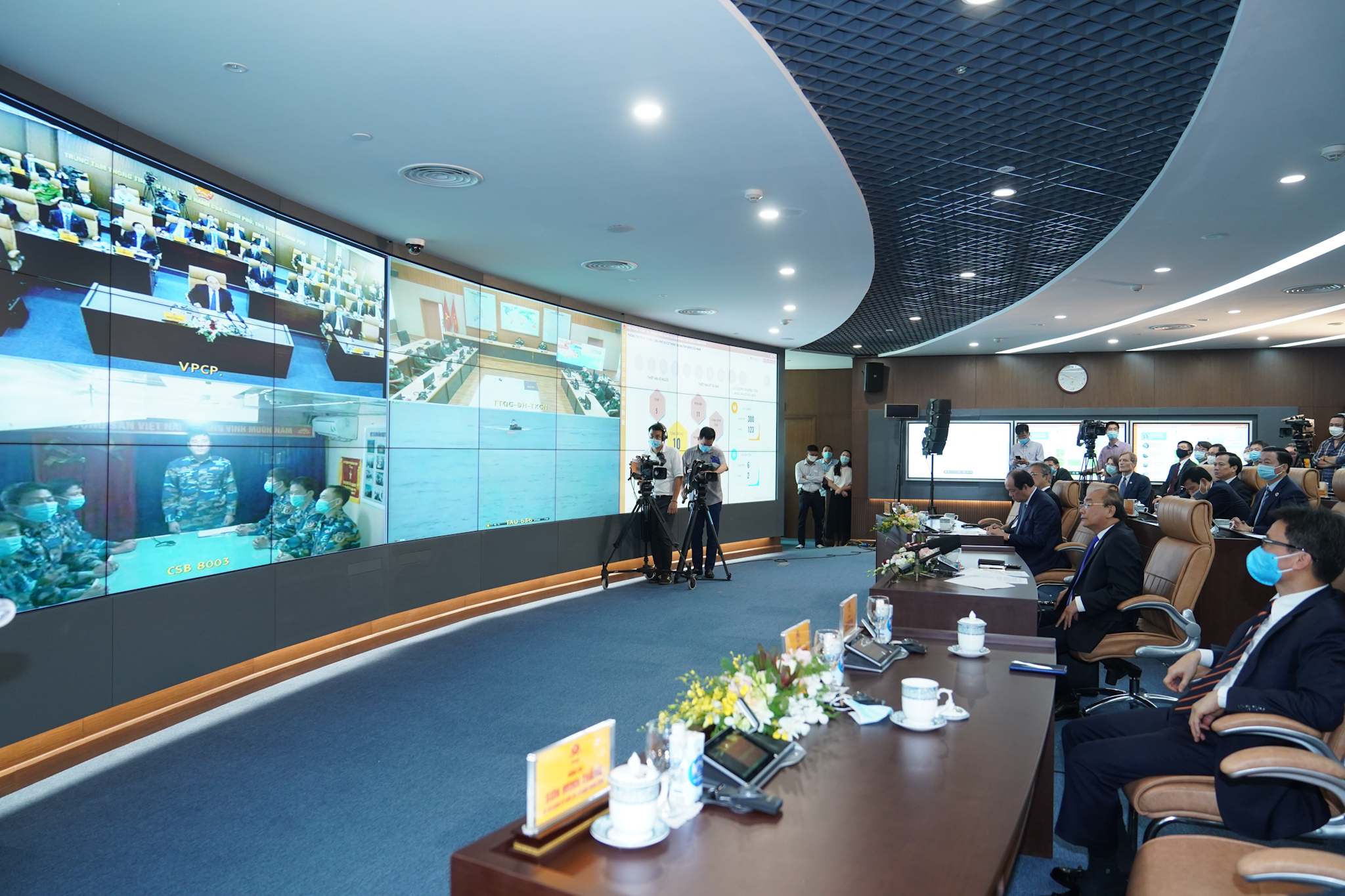 Thủ tướng Nguyễn Xuân Phúc nghe báo cáo từ tàu cảnh sát biển 8003 - Ảnh: VGP/Quang Hiếu