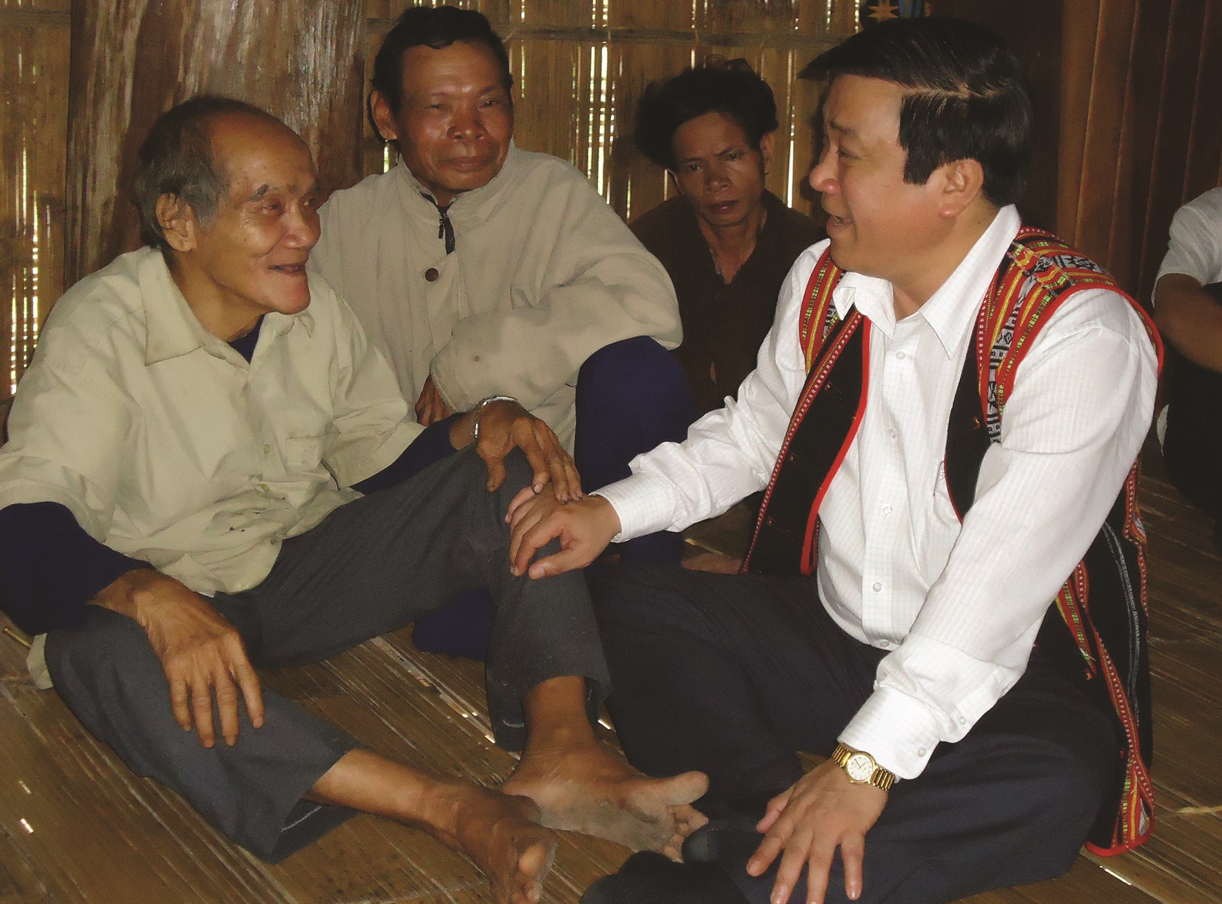 Bí thư Tỉnh ủy Bình Định Nguyễn Thanh Tùng (phải) thăm hỏi, động viên đồng bào Ba Na huyện Vĩnh Thạnh vượt qua khó khăn, phát triển kinh tế.