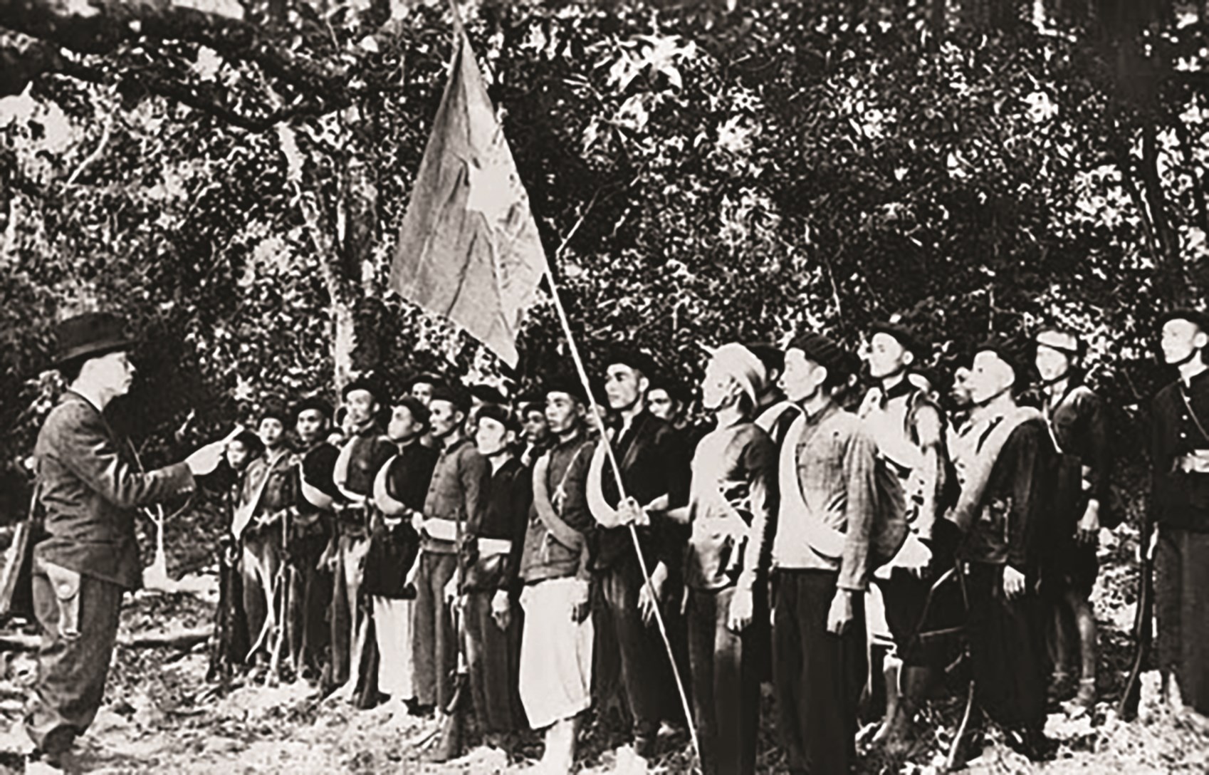 Lễ ra mắt Đội Việt Nam Tuyên truyền Giải phóng quân ngày 22/12/1944, tại khu rừng Trần Hưng Đạo (nay thuộc xã Tam Kim, huyện Nguyên Bình, tỉnh Cao Bằng). (Ảnh tư liệu)