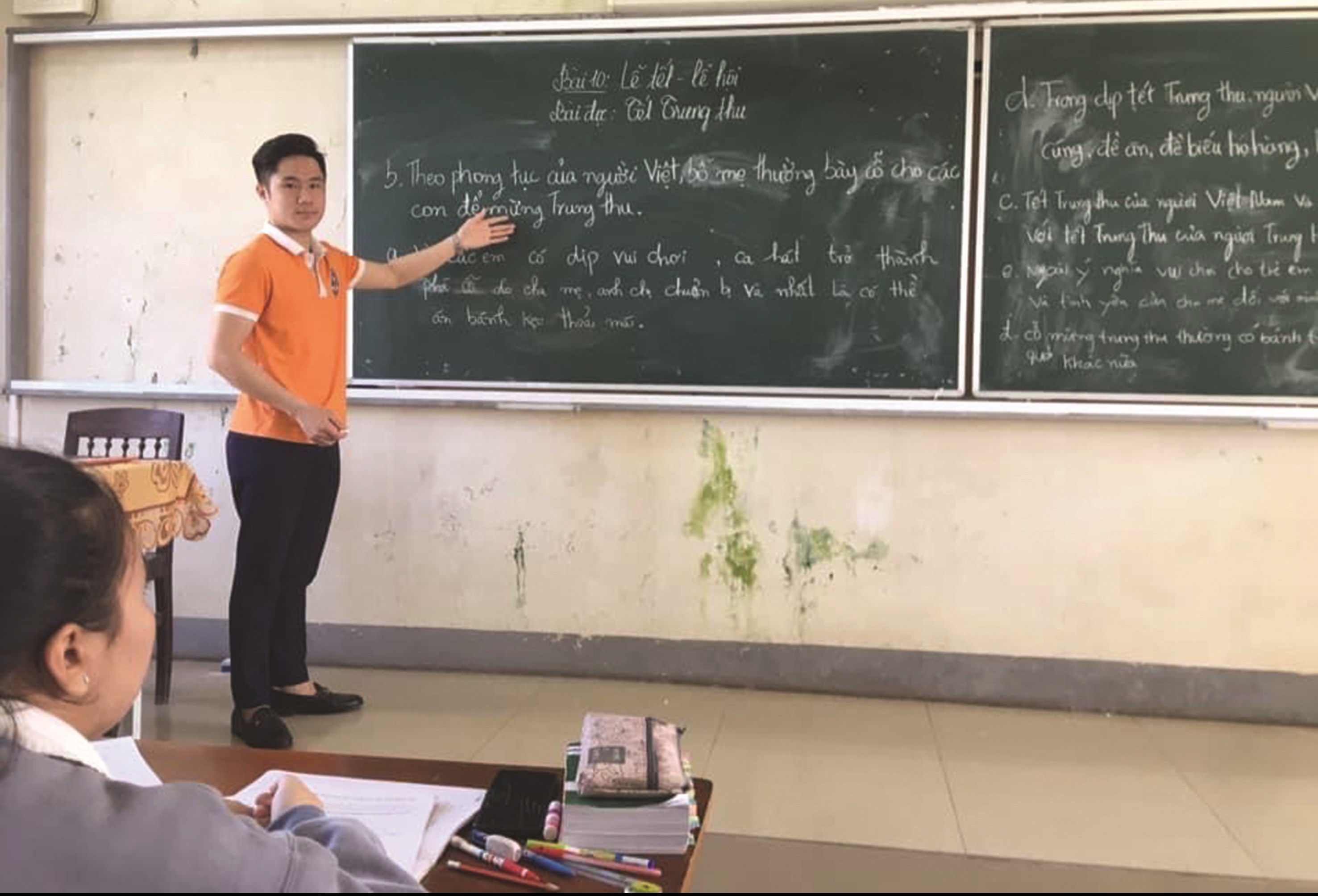 Phan Trung Hiếu đứng lớp dạy tiếng Việt cho sinh viên Lào