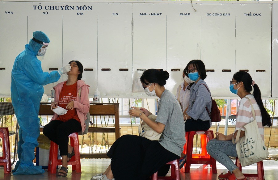 Thí sinh tập trung lấy mẫu xét nghiệm SASR CoV-2 tại điểm thi trường THPT Phan Châu Trinh.