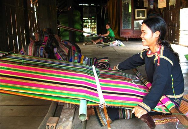 Người Ê Đê ở huyện Krông Bông nỗ lực bảo tồn nghề dệt thổ cẩm. Ảnh: TTXVN