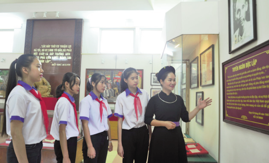 Hào khí Quốc khánh 2/9 luôn được trao truyền cho thế hệ trẻ. (Trong ảnh: Các em học sinh Trường THCS Tân Trào, Sơn Dương, Tuyên Quang thăm quan Bảo tàng Tân Trào để tìm hiểu rõ hơn về ngày Quốc khánh 2/9).