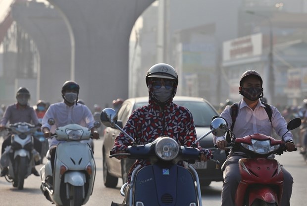 Không khí Hà Nội ô nhiễm, người dân được khuyến cáo hạn chế ra ngoài . (Ảnh: vovgiaothong.vn)