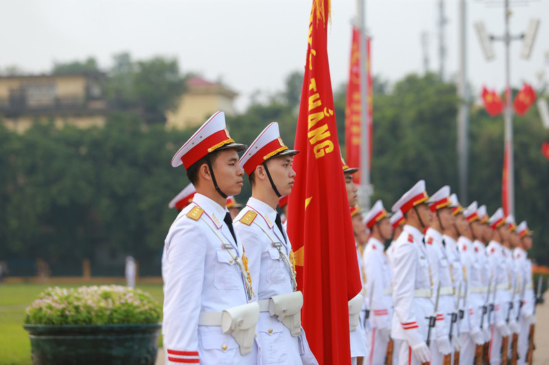 Trong các buổi chào cờ, hạ cờ hàng ngày trên Quảng trường Ba Đình, các chiến sĩ Bộ Tư lệnh bảo vệ lăng luôn coi đó là niềm vinh dự, tự hào