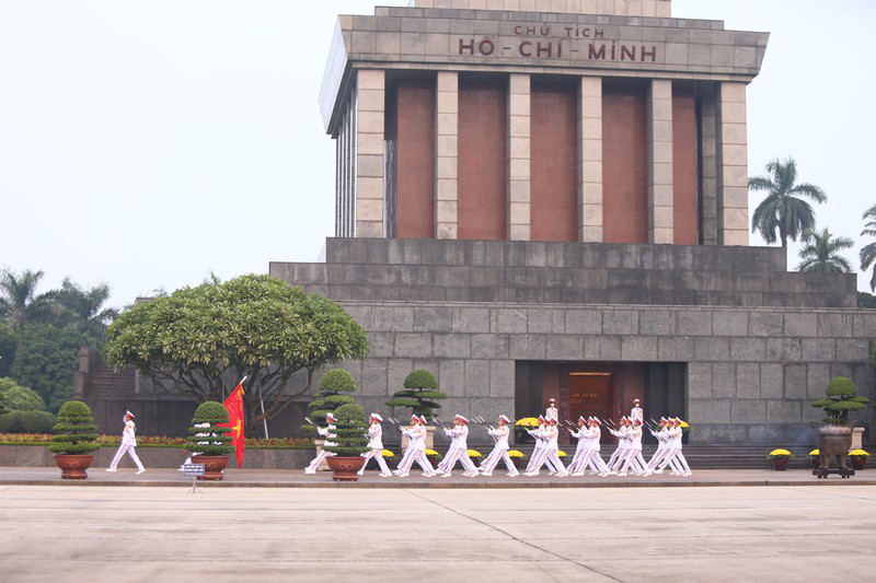Các chiến sĩ hành quân từ Lăng Chủ tịch Hồ Chí Minh về Kỳ đài ở giữa Quảng trường Ba Đình