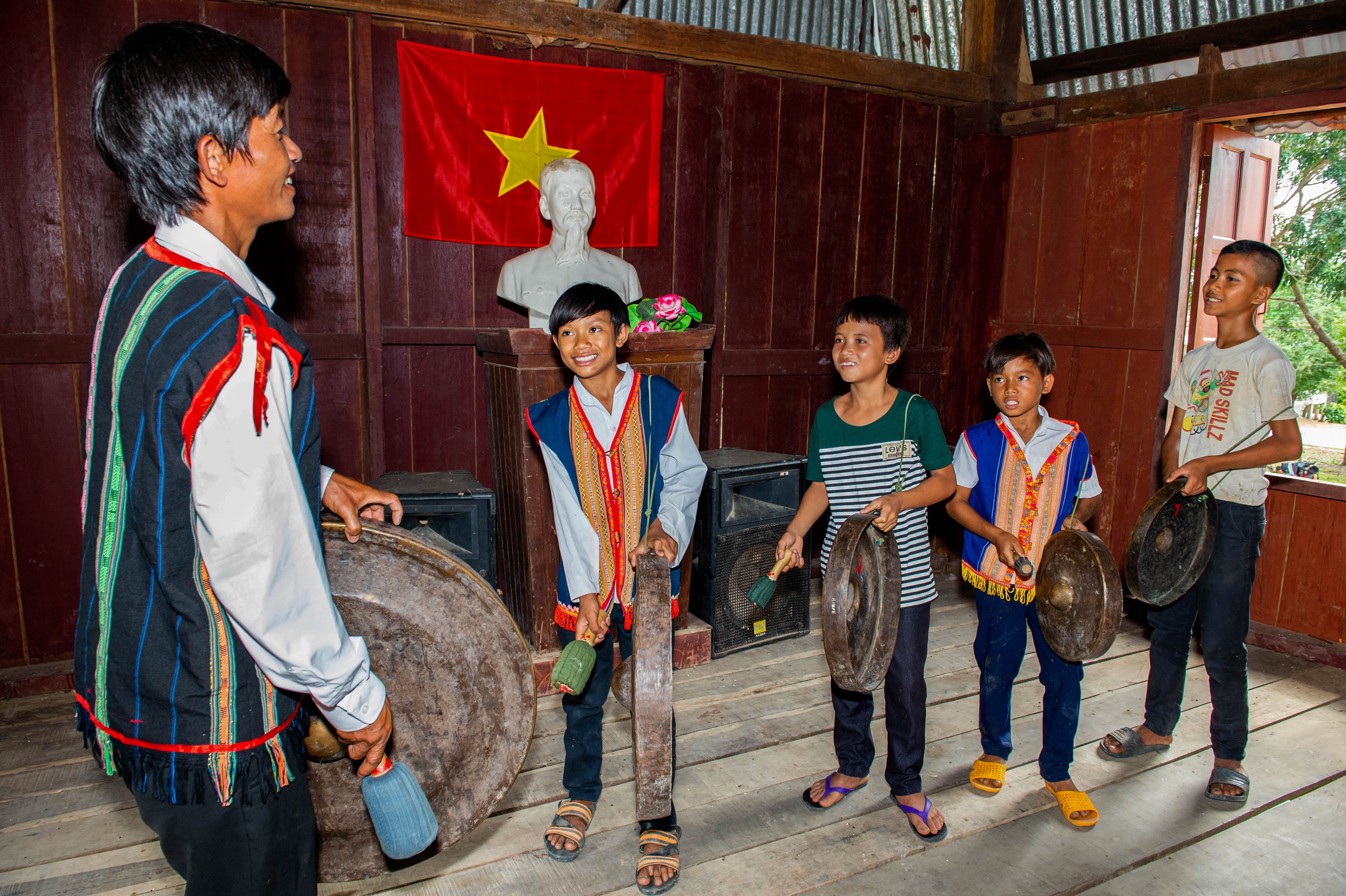 Mỗi khi trời mưa, lớp truyền dạy đánh cồng chiêng được tổ chức trong nhà rông của làng. Ảnh: Đ.T