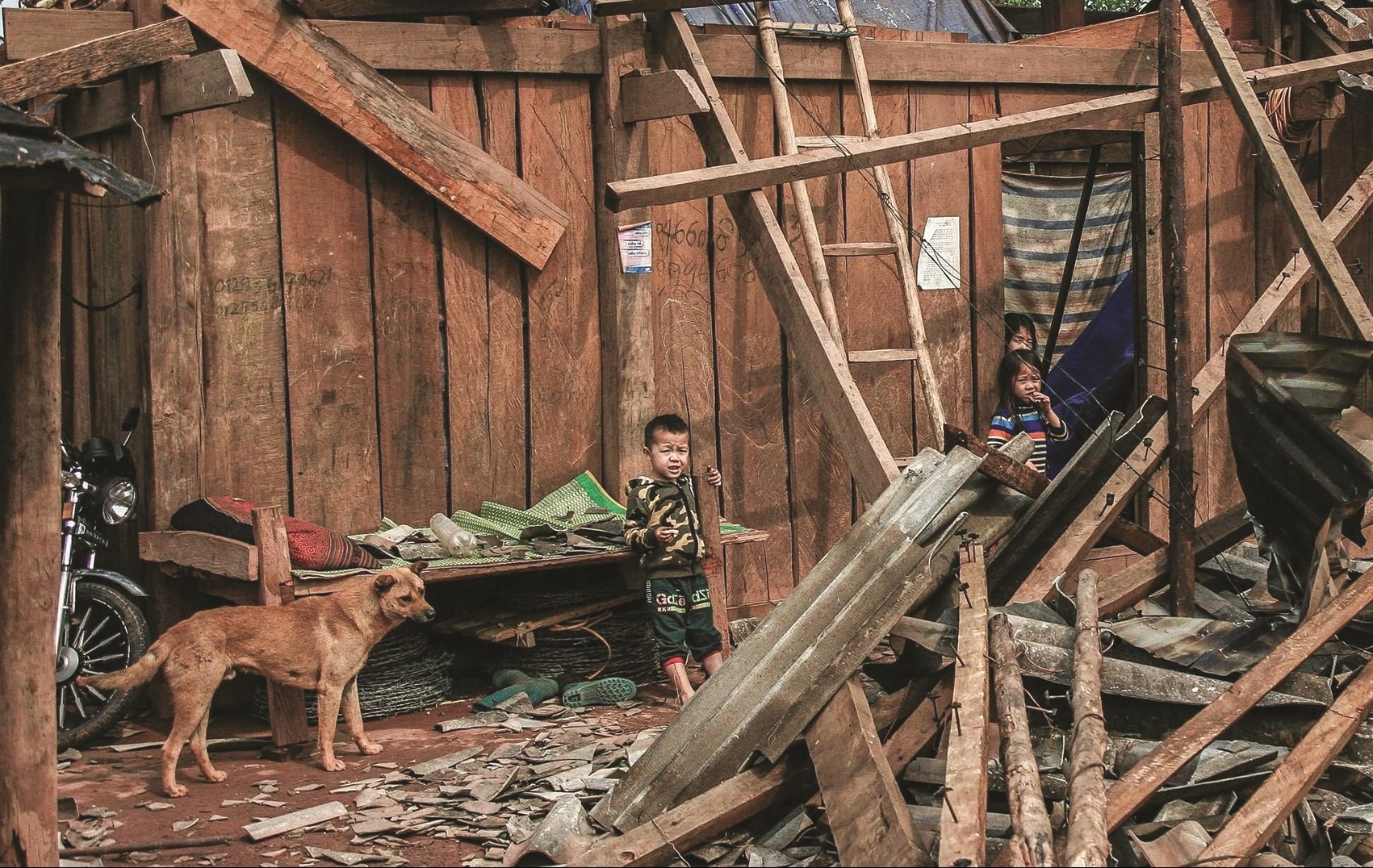 Lũ quét để lại nhiều thiệt hại về nhà cửa, trường học cho người dân huyện Nậm Pồ, tỉnh Điện Biên