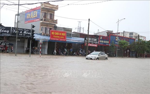 Điểm giao Khu đô thị Hoàng Gia trên đường Quang Trung, thành phố Thái Nguyên ngập sâu khiến phương tiện không thể di chuyển. Ảnh: Hoàng Nguyên - TTXVN