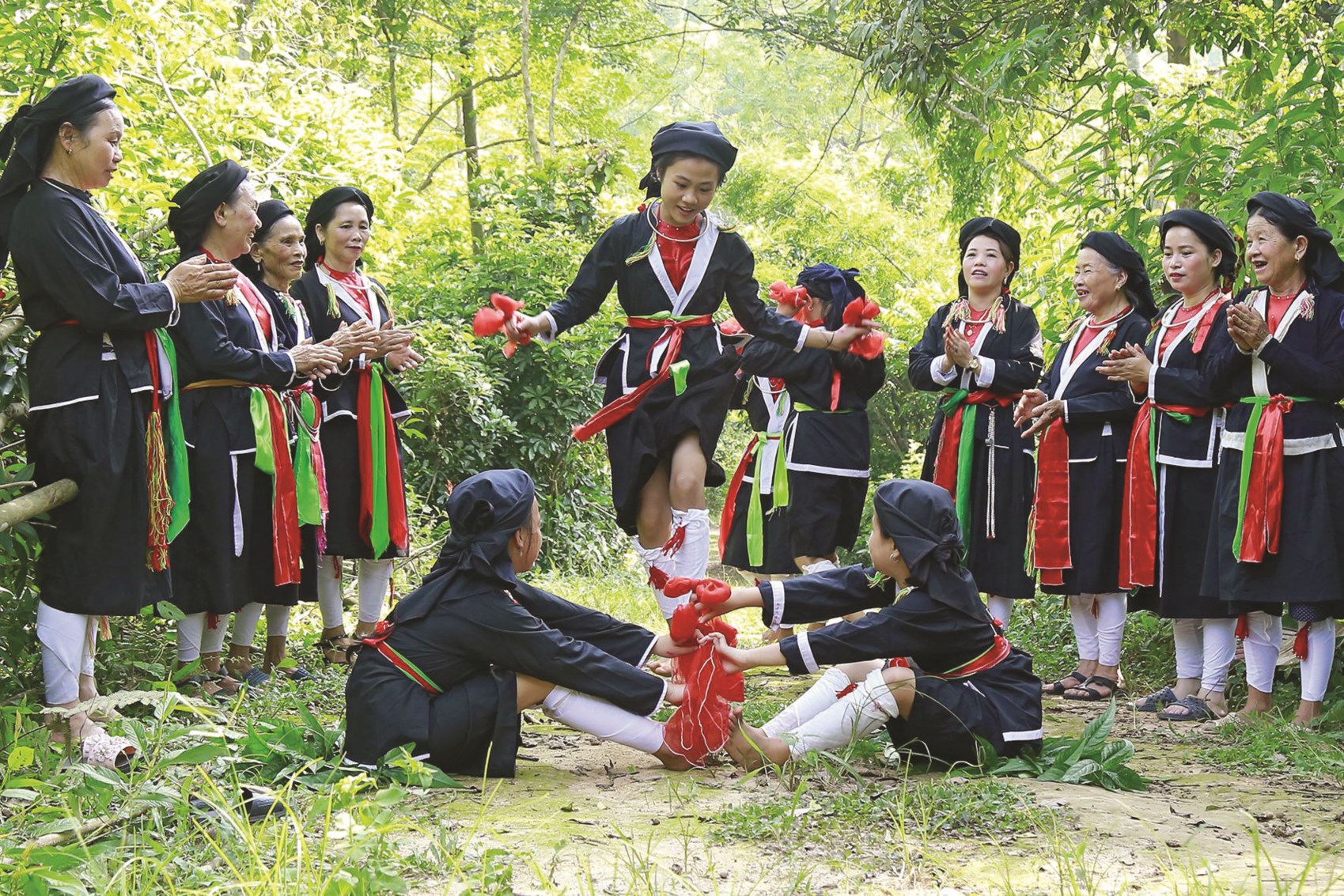 Tác phẩm: Trồng nụ trồng hoa - đạt giải Nhì Cuộc thi ảnh nghệ thuật “Thái Nguyên trong tôi 2020”. Đây là trò chơi dân gian thiếu nhi dân tộc Sán Dìu