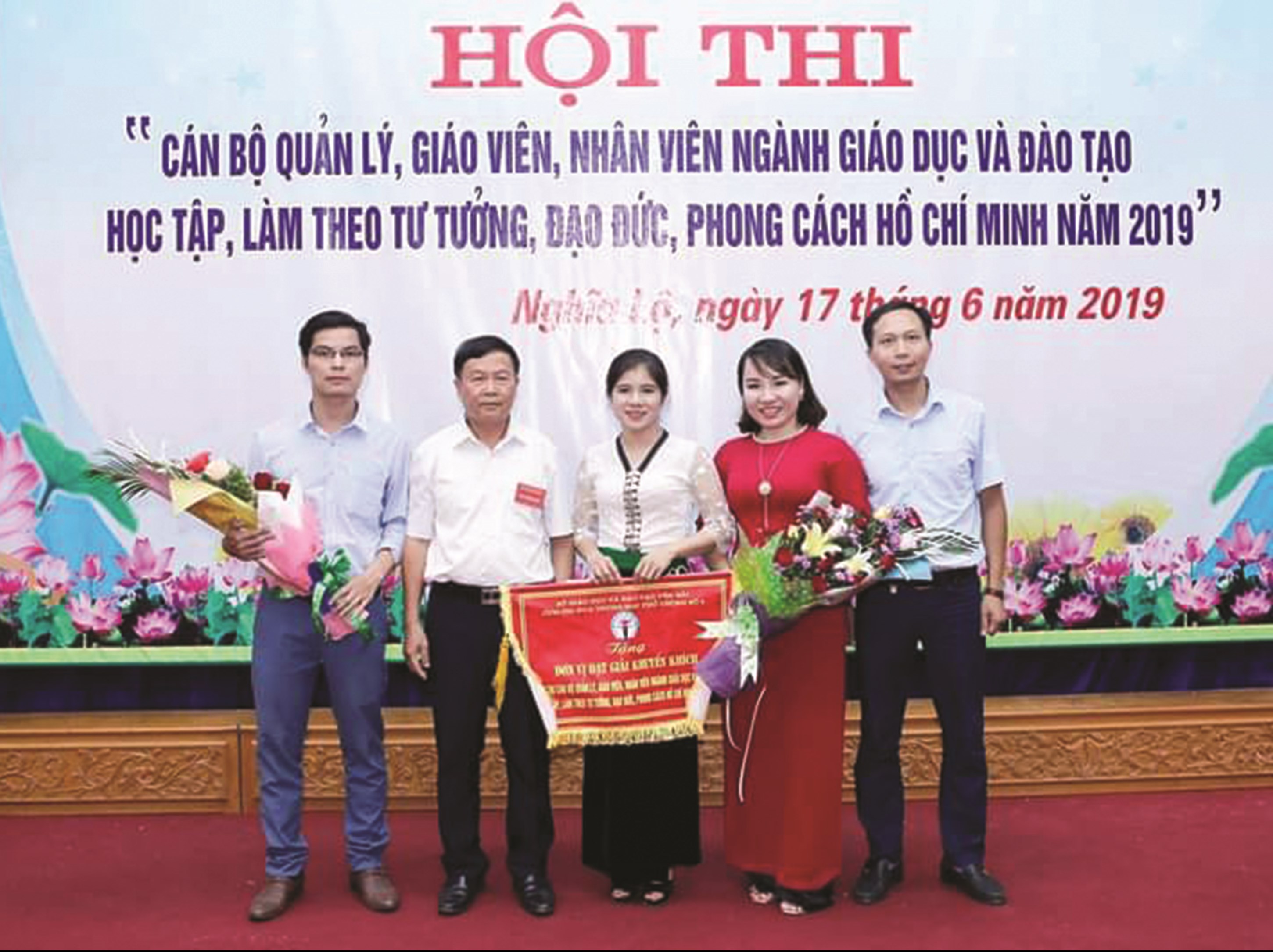 Thầy giáo Hà Văn Đường (người thứ nhất từ trái sang) nhận giải thưởng trong Hội thi cán bộ, giáo viên, nhân viên ngành GD&ĐT học tập và làm theo lời Bác.
