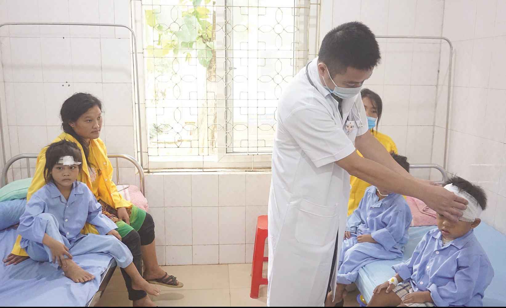 Các học sinh đang được điều trị tích cực tại Bệnh viện Đa khoa huyện Văn Bàn