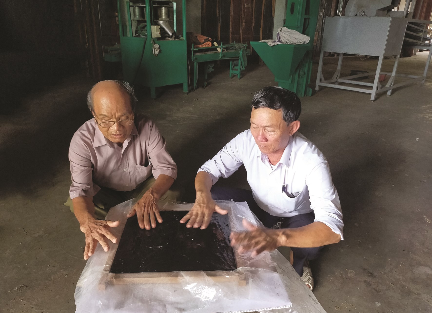 Ông Phan Văn Hòa giới thiệu về cao lúa thảo dược có kháng chất chống ung thư
