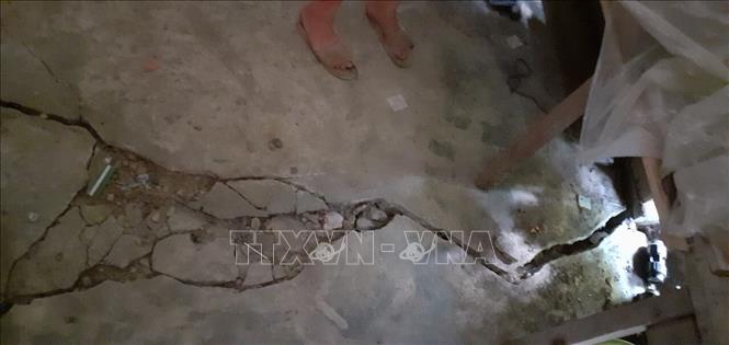 Hiện tượng nứt đất đã xuất hiện tại trong nhà của các hộ dân ở bản Ma Sang, xã Nậm Pì. Ảnh: Việt Hoàng/TTXVN