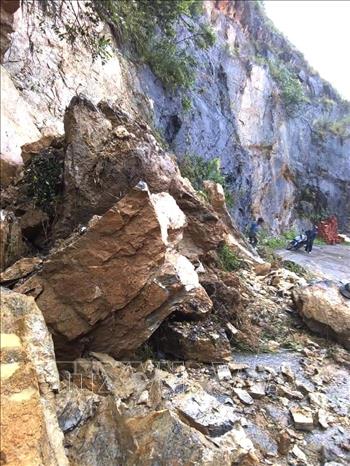Mưa lũ khiến hàng trăm mét khối đất đá tràn xuống đường giao thông đi các xã biên giới của huyện Mèo Vạc (Hà Giang). Ảnh: TTXVN phát