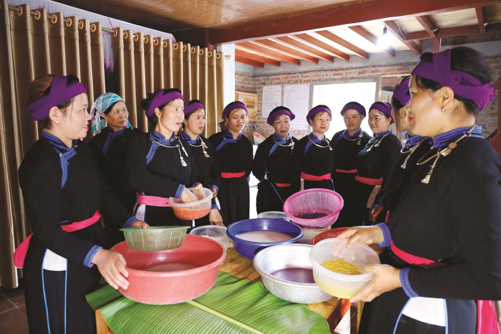 Chị em phụ nữ Tày ở Na Lo trong một buổi học làm món xôi bảy màu