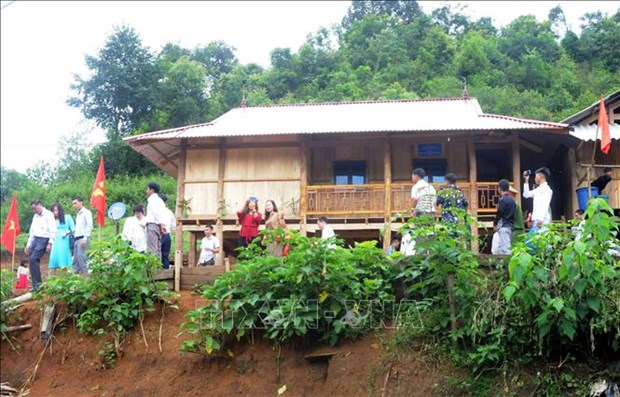 Bàn giao một nhà “Mái ấm tình thương nơi biên giới” cho các hộ nghèo, hoàn cảnh khó khăn huyện Sốp Cộp. Ảnh: Quang Quyết -TTXVN