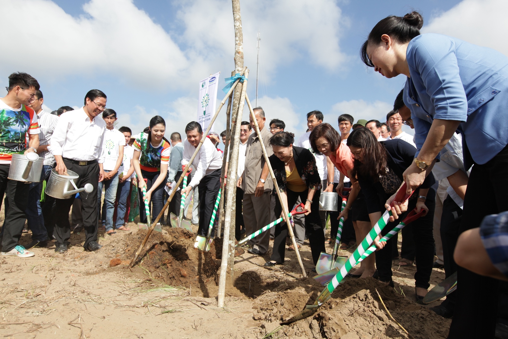 “Quỹ 1 triệu cây xanh cho Việt Nam” trồng cây tại Khu di tích đường Hồ Chí Minh trên biển, tỉnh Bến Tre