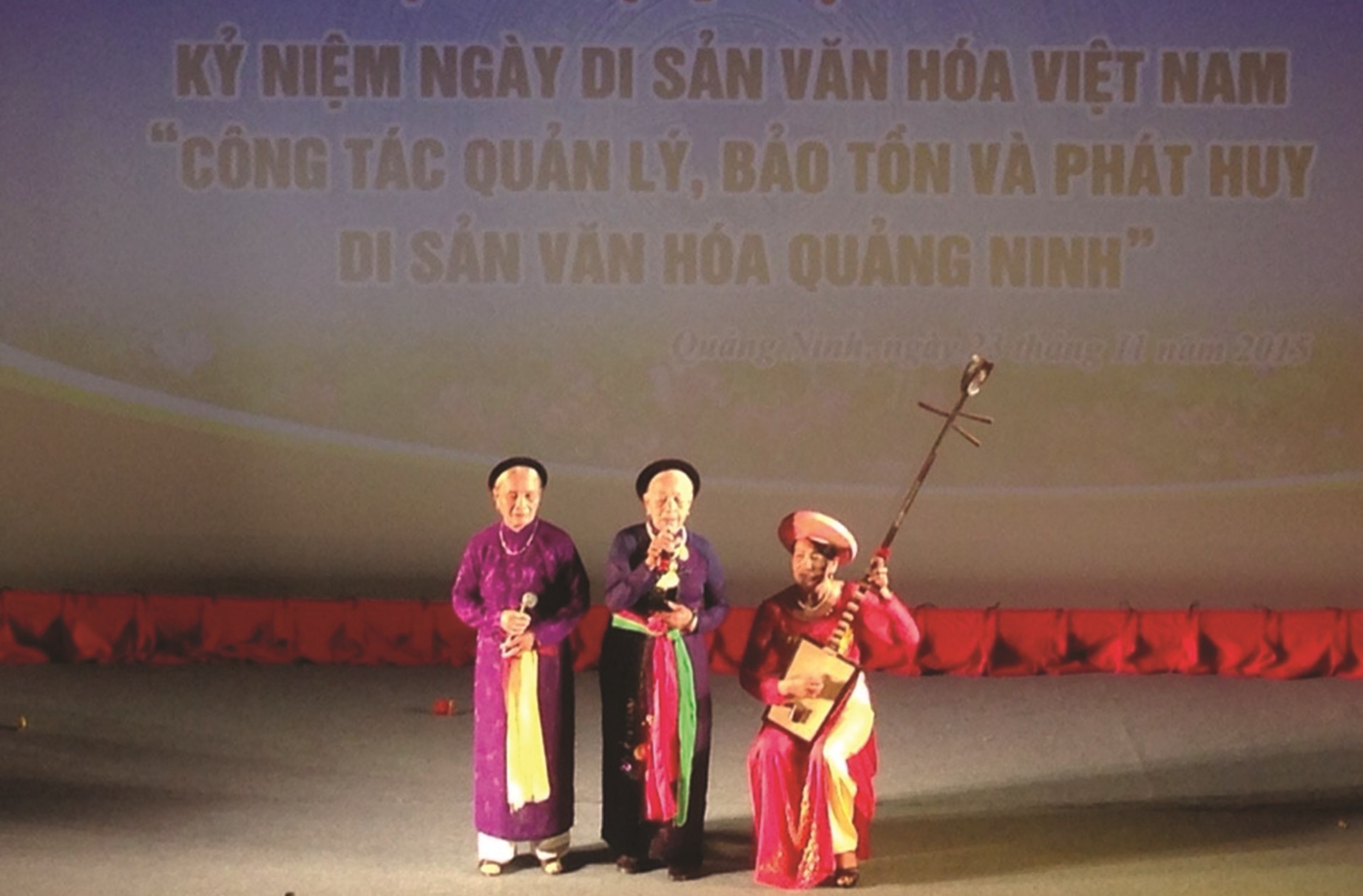 Nghệ nhân Lê Thị Lộc đang đánh đàn trong một tiết mục hát nhà tơ - hát, múa cửa đình