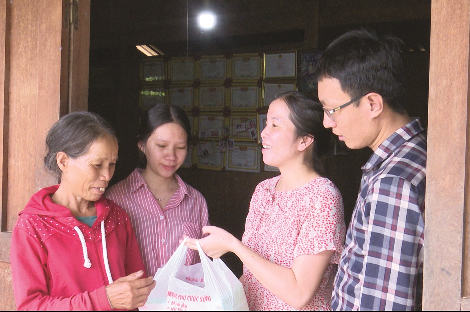 Các thầy cô giáo đến nhà tặng quà cho em Hồ Thị Y Na