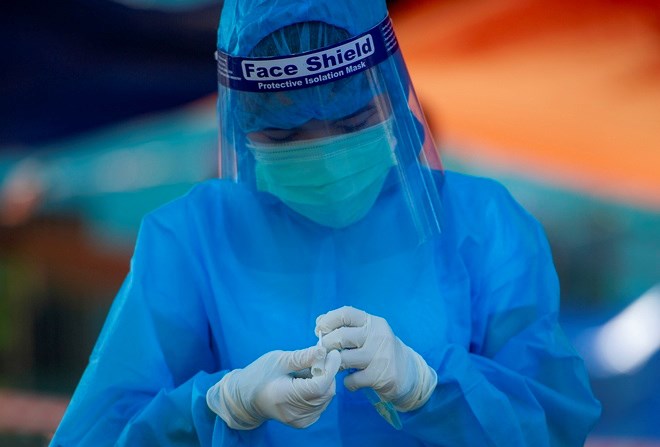  Nhân viên y tế lấy mẫu bệnh phẩm để xét nghiệm SARS-CoV-2 tại Đà Nẵng. Ảnh: Hoàng Giám
