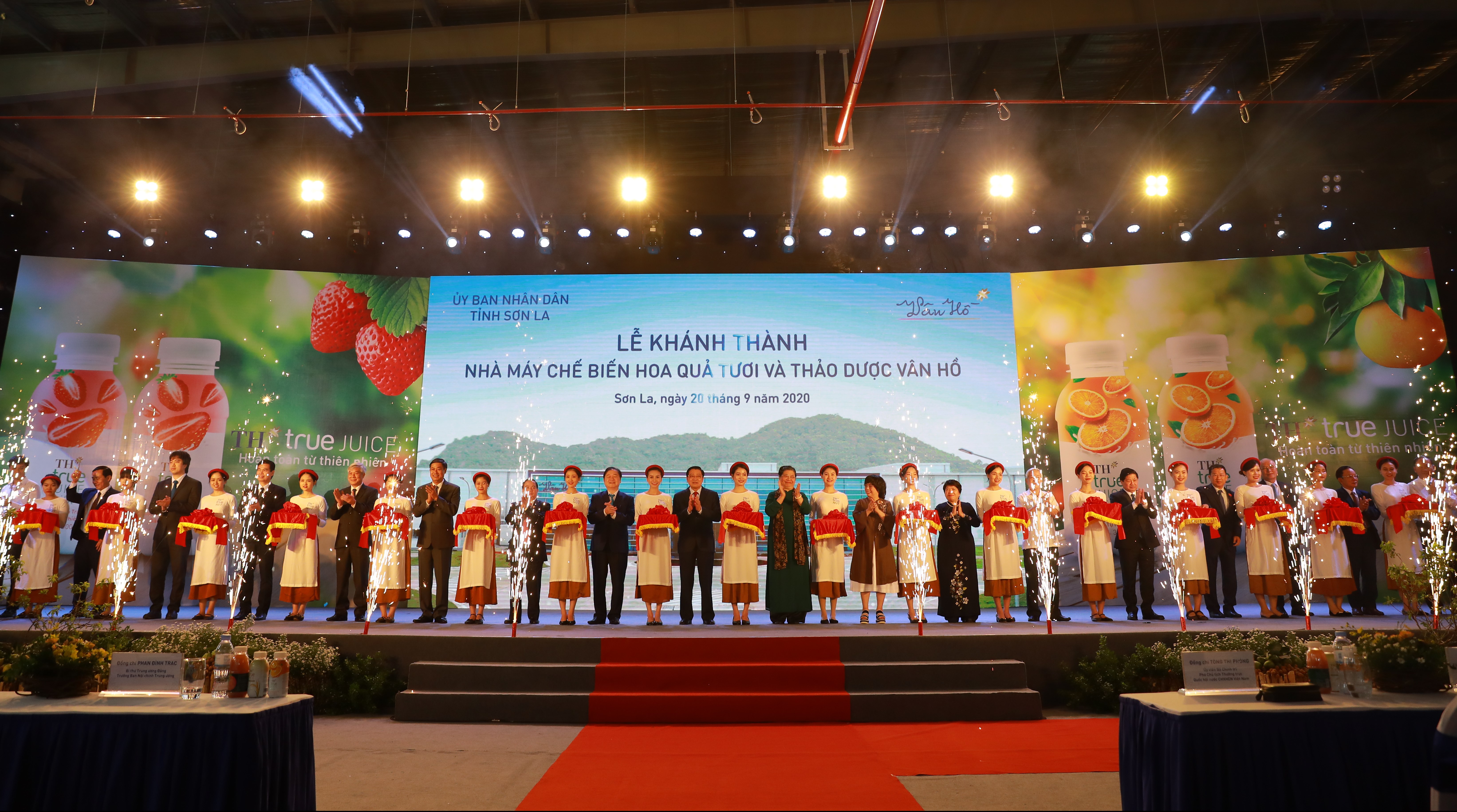 Ủy viên Bộ Chính trị, Phó Chủ tịch Quốc Hội Tòng Thị Phóng cùng các đại biểu cắt băng khánh thành Nhà máy chế biến hoa quả tươi và thảo dược Vân Hồ