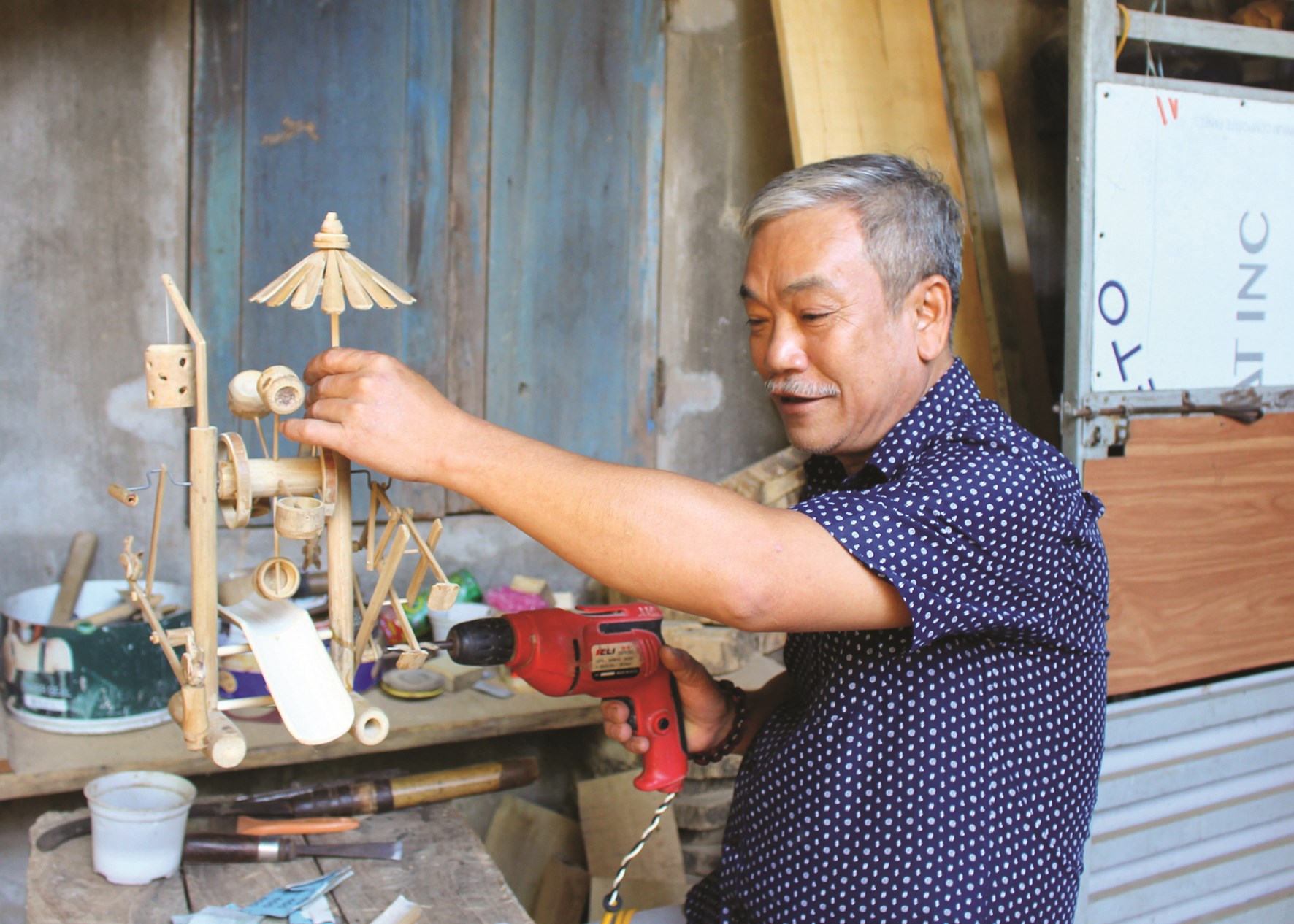Ông Nguyễn Văn Phúc đang chế tác các tác phẩm thủ công mỹ nghệ.