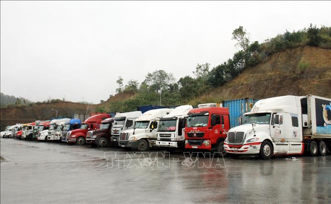 Xe hàng nông sản chờ xuất khẩu tại Cửa khẩu Quốc tế Hữu Nghị. Ảnh: Thái Thuần/TTXVN