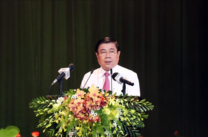 Phó Bí thư Thành ủy, Chủ tịch UBND Thành phố Nguyễn Thành Phong phát biểu chúc mừng tại buổi Họp mặt.
