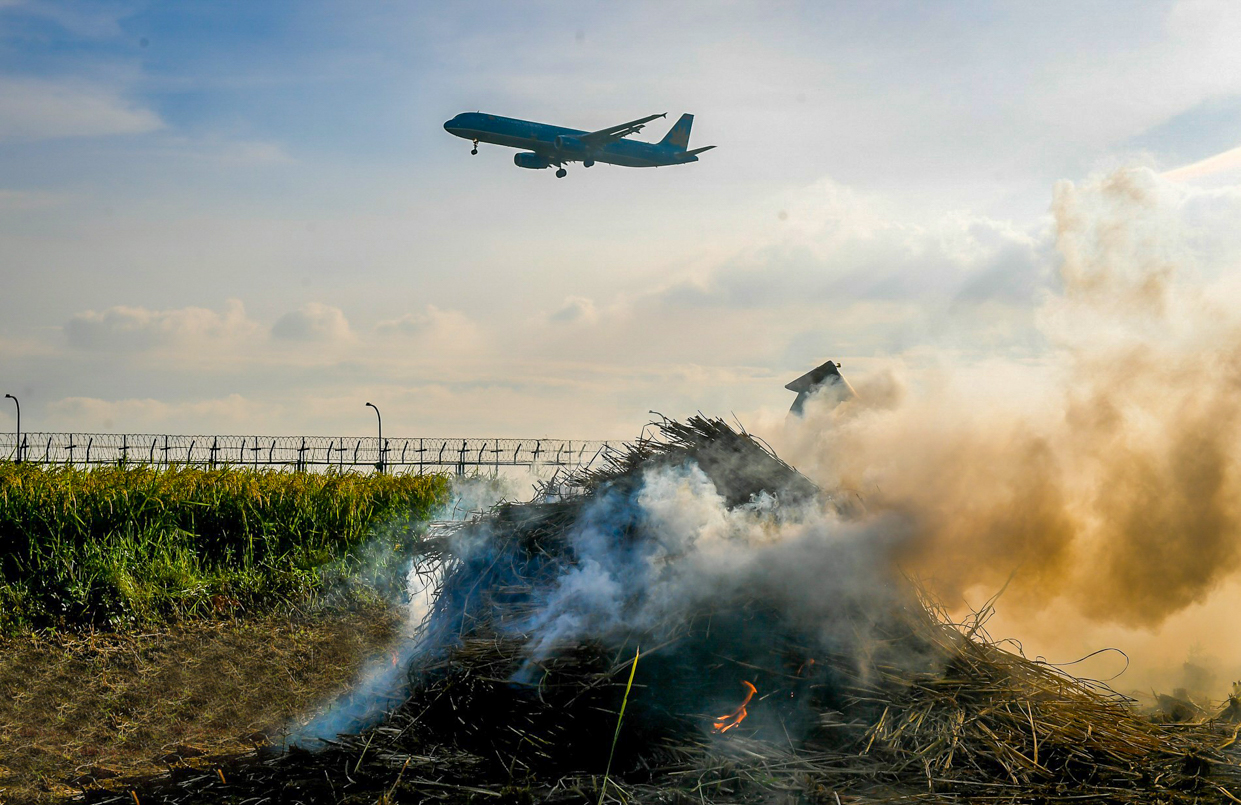 Người dân huyện Sóc Sơn (TP Hà Nội) đốt rơm rạ ngay sát sân bay Nội Bài (ảnh chụp ngày 21/9/2020). Ảnh: Phạm Tùng.