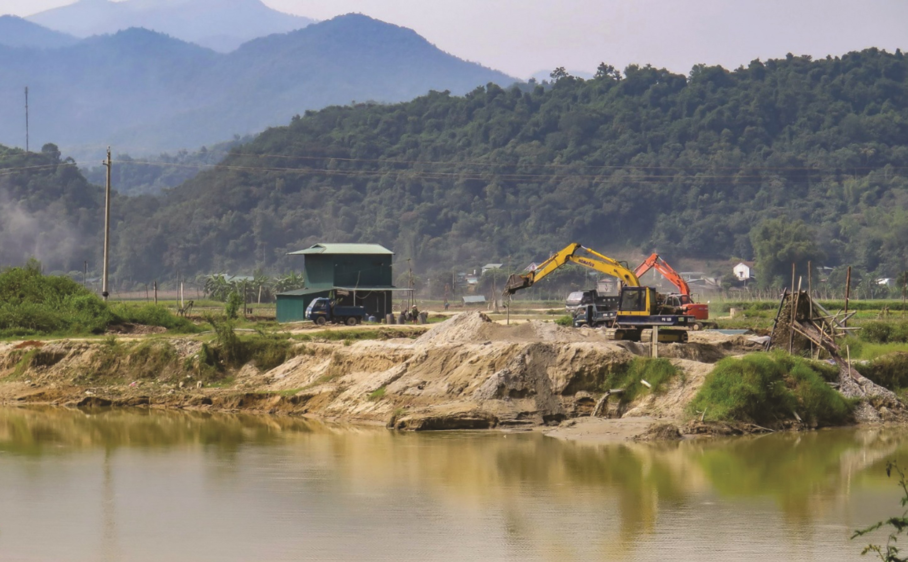 Tình trạng khai thác cát bừa bãi trên sông Nậm Rốm đã làm sạt lở bức tường thành phía Tây Thành Tam Vạn (huyện Điện Biên). Ảnh TL