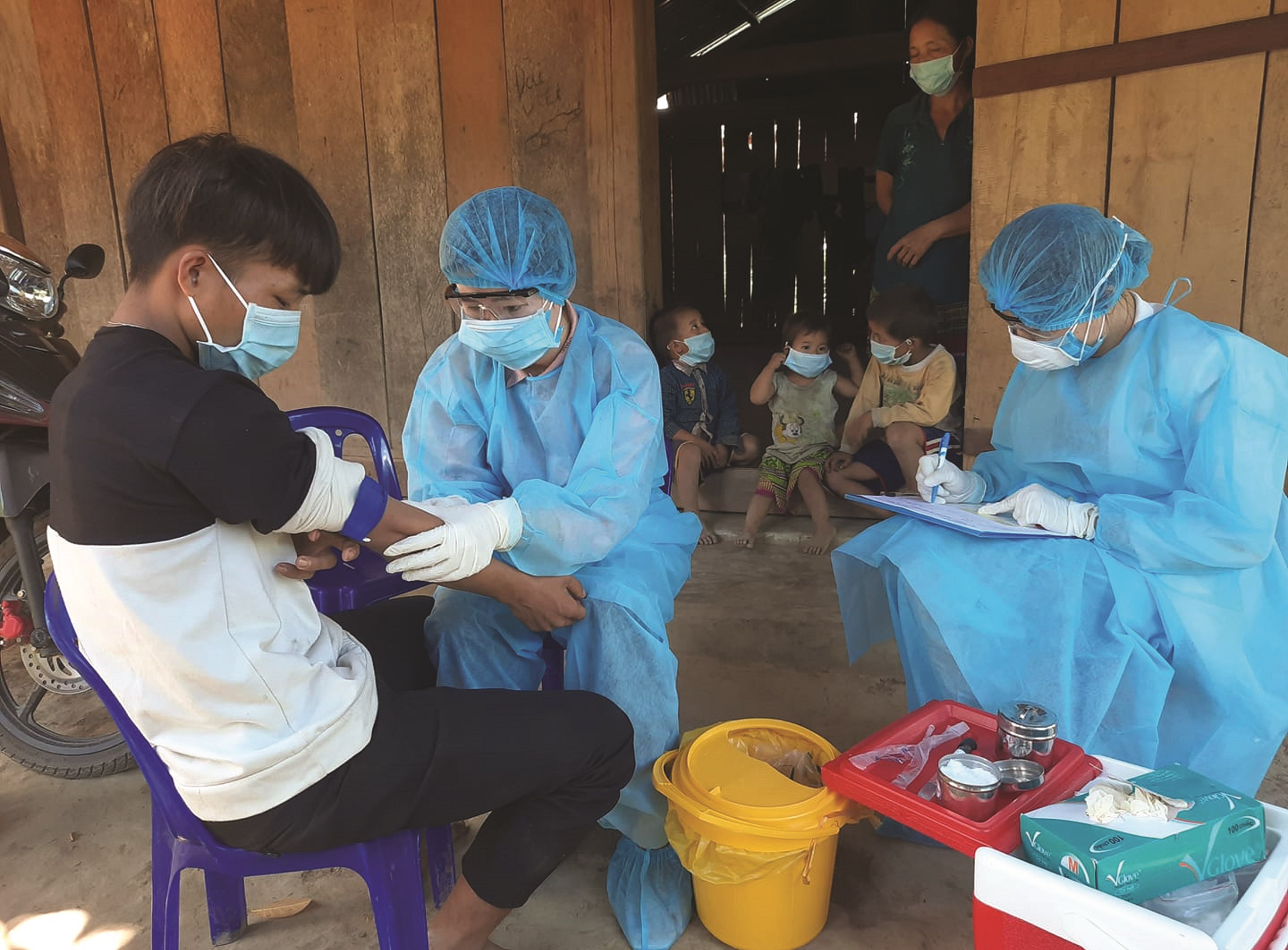 Hiện nay, toàn bộ người dân xã Cư Pui đã được tiêm vacxin phòng bệnh bạch hầu mũi 2