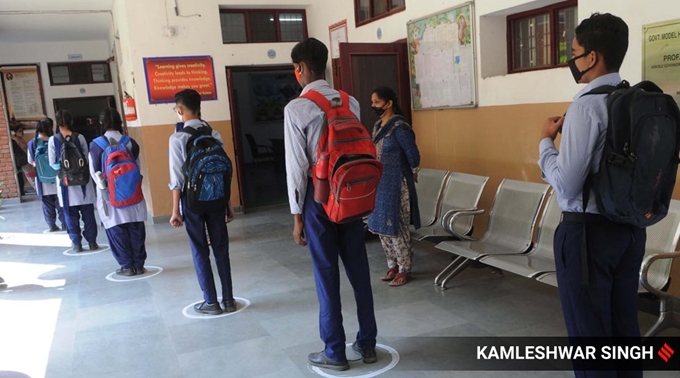 Học sinh ở Chandigarh, Ấn Độ giữ khoảng cách an toàn khi đến trường trong mùa COVID-19 (Ảnh: The Indian Express)