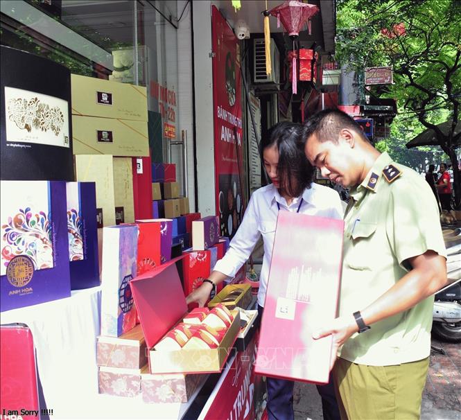 Lực lượng quản lý thị trường Hà Nội kiểm tra các cửa hàng bán bánh trung thu tại quận Hoàn Kiếm. Ảnh: Đỗ Phương Anh/TTXVN