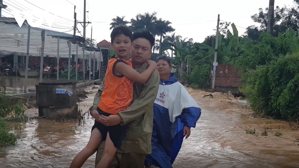 Lực lượng chức năng đến hỗ trợ đưa người dân ra khỏi vùng ngập nước