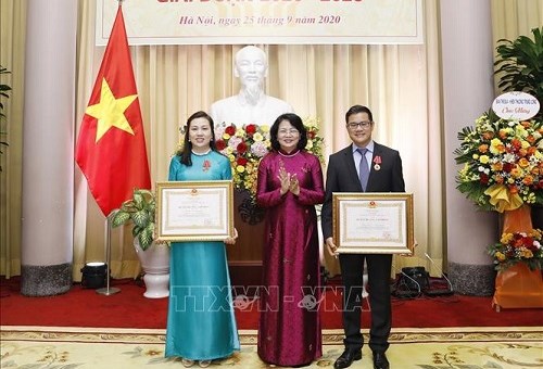 Phó Chủ tịch nước Đặng Thị Ngọc Thịnh trao Huân chương Lao động hạng Ba cho các cá nhân có thành tích xuất sắc trong phong trào thi đua - Ảnh:TTXVN